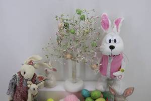 lot 41 image: Easter Dcor