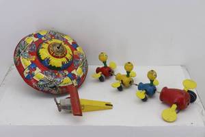 lot 60 image: Vintage Toys