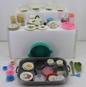 lot 70 image: misc Dishes, Cups & Kitchen Toys