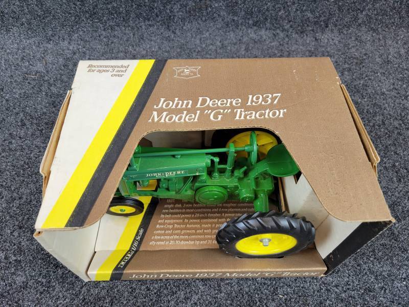 John Deere Toy Tractor Model G 1937 New in Box Display ERTL