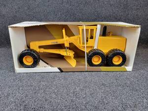 lot 4 image: ERTL John Deere 772B Road Grader Die Cast 116 Scale Grader in Original Box