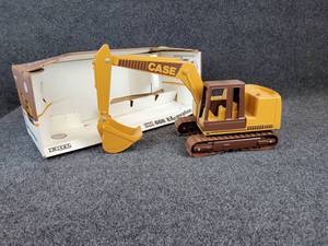 lot 11 image: ERTL Case 688 Excavator Die Cast 116 Scale Excavator with Original Box