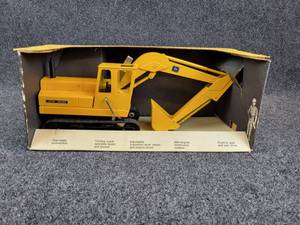 lot 41 image: ERTL John Deere Excavator Die Cast 116 Scale in Original Box