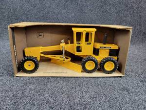 lot 42 image: ERTL John Deere Motor Grader Die Cast 116 Scale in Original Box