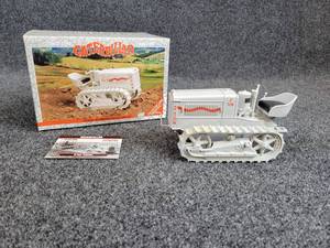 lot 45 image: ERTL 1926 2-Ton Caterpillar Crawler 116 Scale Die Cast Crawler - Special edition from the 1993 Toy, Truck N Construction Show - In Original Box