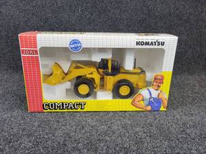 lot 46 image: JOAL KOMATSU WA800 Wheel Loader 150 Scale Die Cast Loader in Original Box