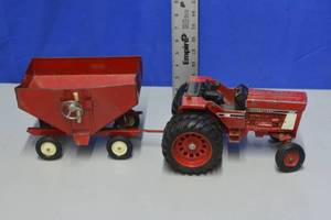 lot 1 image: Diecast International 1586 Tractor with Operational Gravity Bin