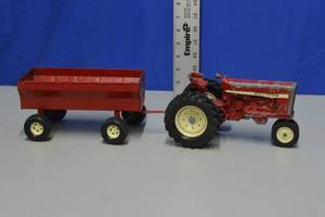 lot 2 image: Diecast International Tractor and Trailer