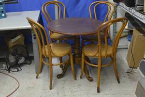 lot 21 image: Table and chairs