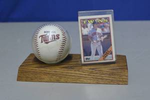 lot 66 image: Twins Gary Gaetti Signed baseball on plaque