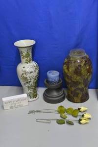 lot 73 image: Vase Lot