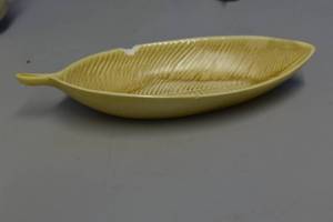 lot 90 image: Red Wing Pottery USA Leaf Dish