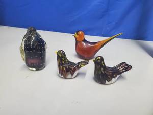 lot 91 image: Murano style glass birds and penguin