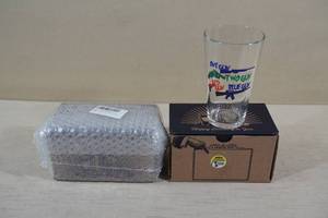 2 One Gun, Two Gun, Red Gun, Blue Gun Novelty 16 Oz Pint Glasses