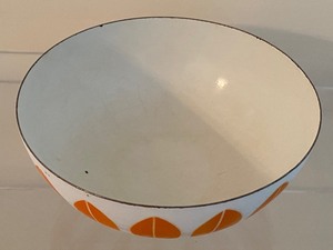 lot 16 image: Catherine Holm Lotus Bowl