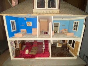 lot 48 image: Vintage Dollhouse