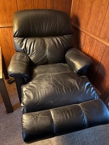 lot 51 image: La-Z-Boy Black Recliner
