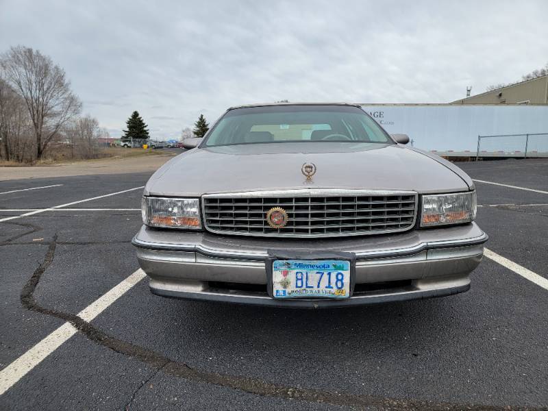 lot 16 image: 1996 Cadillac Deville