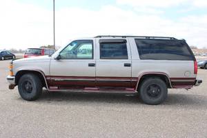 lot 11 image: 1999 Chevrolet Suburban - 2 OWNERS - 4X4