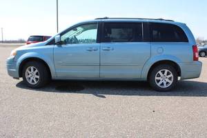 lot 8 image: 2008 Chrysler Town & Country Touring