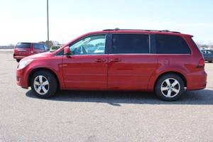 lot 15 image: 2009 Volkswagen Routan SE