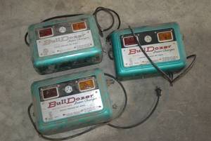 3 Bulldozer electric fencers. Selle...