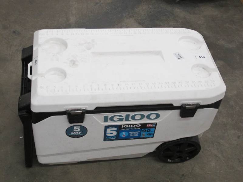 Igloo flip and sales tow 90qt cooler