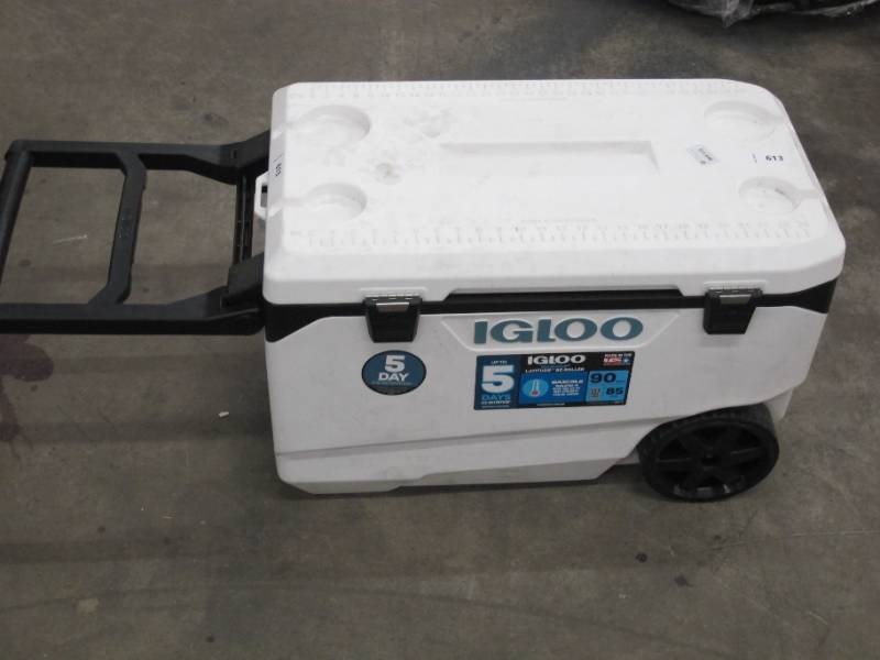 lot 569 image: Igloo Flip and Tow 90qt Cooler - White