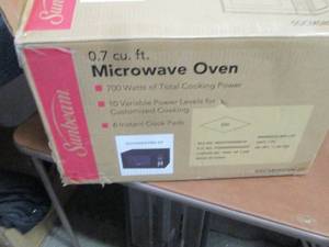lot 236 image: Sunbeam 0.7 Cu. Ft. 700-Watt Counte...