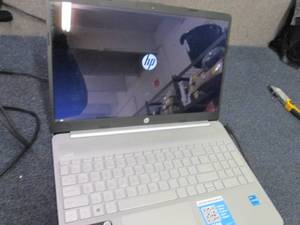 lot 250 image: HP 15.6 HD Intel Core i3 8GB Memor...