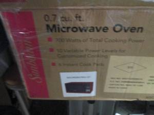 lot 259 image: Sunbeam 0.7 Cu. Ft. 700-Watt Counte...