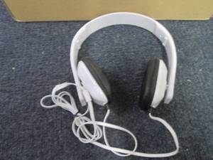 lot 311 image: Box of 20 White Adjustable Headphon...