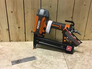 Pneumatic 18-Gauge 1-12 in. Finish Stapler, Contractors Bag and (200) Staples by RIDGID Customer Returns See Pictures