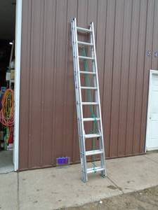 20 Werner 225 lb rated aluminum extension ladder. Looks nearly new. As shown.