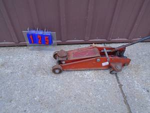 Approx 1 12 ton floor jack. Used condition. Tested & works. As shown.