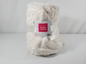 lot 36 image: New Ulta Luxurious Super Soft Limited Edition Plush Throw