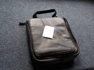 lot 49 image: Canyon Leather Travel Bag 10 x 11...