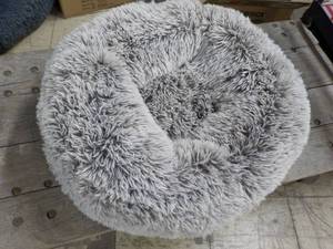 lot 234 image: Pet Bed Medium Size...