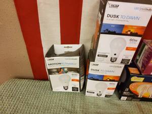 lot 101 image: Bulk lot of light bulbs