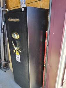 lot 1 image: Sentry executive safe