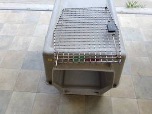 lot 17 image: Large pet carrier
