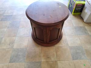 lot 18 image: 30 in round end table