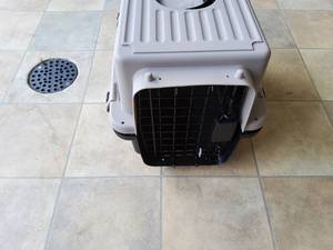 lot 15 image: small pet carrier