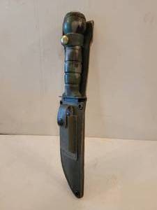 lot 2 image: Survival Knife, Razor Sharp