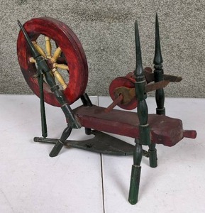 lot 66 image: Vintage Spinning Wheel