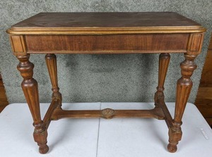 lot 84 image: Small Wood DeskSide Table