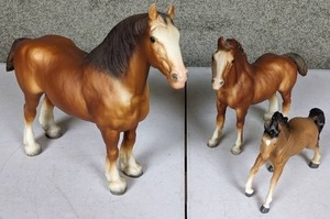 lot 94 image: Herd of Toy Horses 2 Plastic Horses (Possibly Breyer), 1 Ceramic Horse
