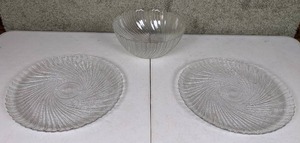 lot 100 image: Vintage Clear Glass Arcoroc Seabreeze Salad Bowl and Two Platters