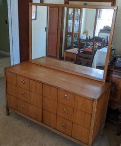 lot 16 image: Vintage 6-Drawer Dresser with Mirror