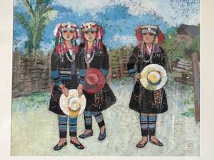 Hmong Picture of 3 Girls Standing
